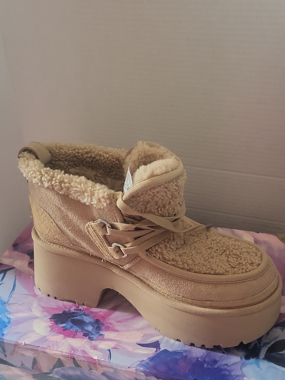 UGG Women's Tan Shearling Platform Lace-Up Ankle Boots WO's Size 10 - Picture 5 of 12
